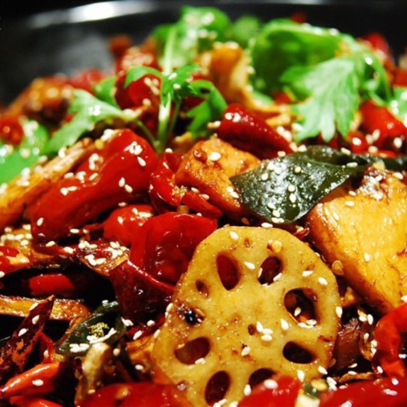 口味麻辣鲜香：淄博烧烤通常使用辣椒、花椒、孜然等香料腌制食材，味道麻辣鲜香，让人回味无穷。